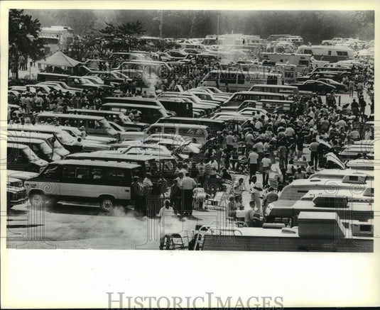 1978 Press Photo Tailgaters gathered at stadium after Packer game, Milwaukee.- Historic Images