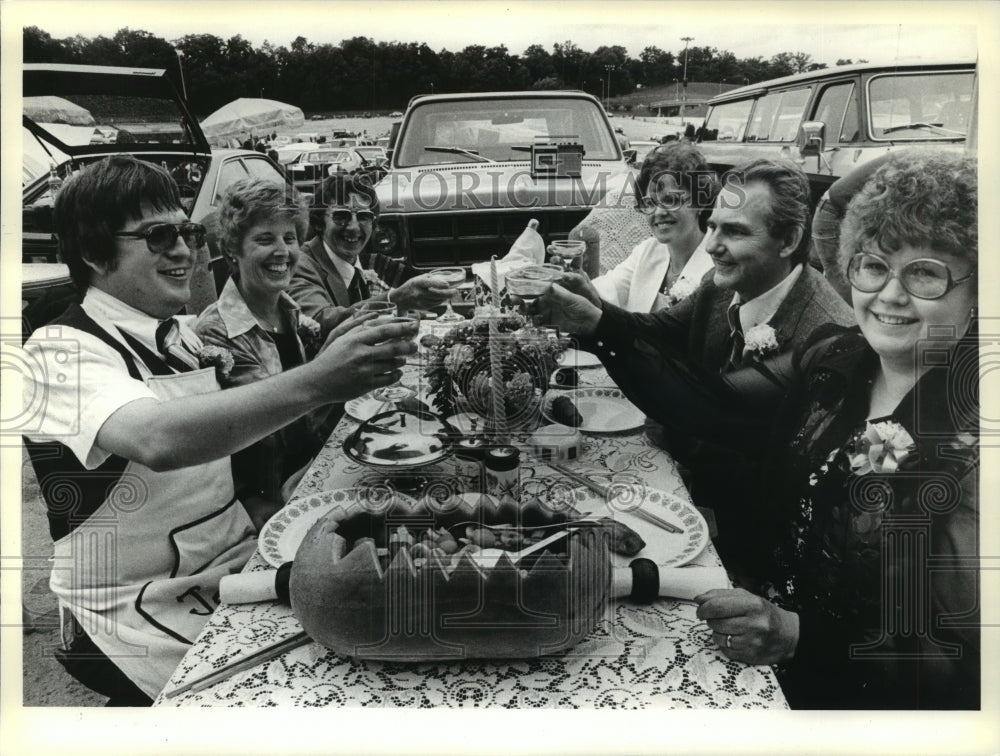 1980 Press Photo Milwaukee Brewers fans at tailgate party - mjt10147- Historic Images