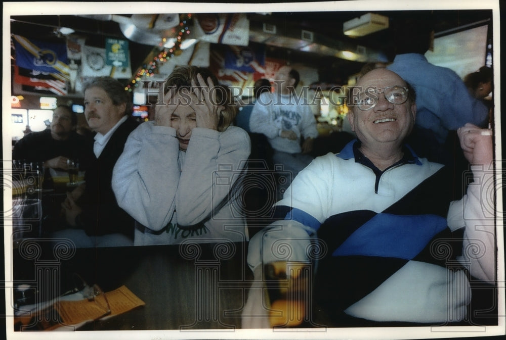 1984 Press PhotoShirley McManus &amp; husband John watch Green Bay Packers game- Historic Images