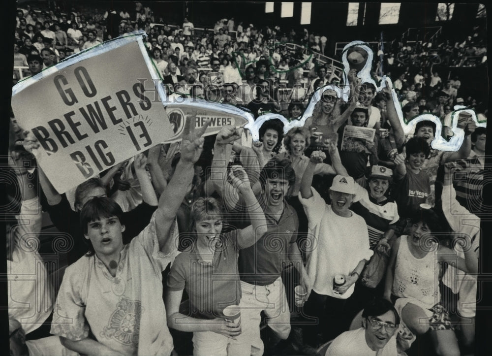 1987 Press Photo Milwaukee Brewers fans cheer for their team - mjt10206- Historic Images