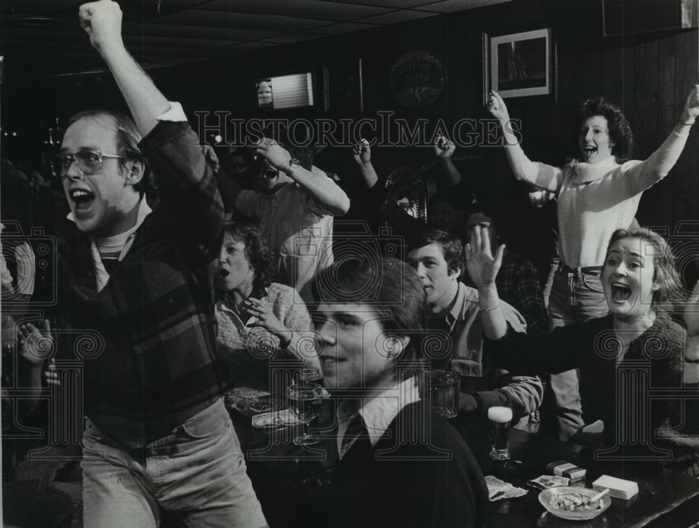 1983 Press Photo Packer Football Fans At Schooners Restaurant In Green Bay- Historic Images