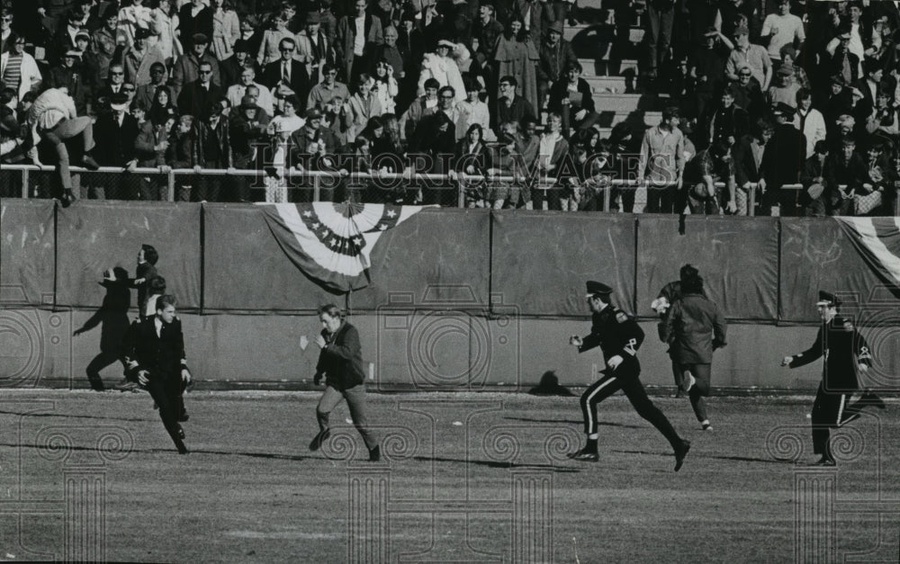 1970 Press Photo Baseball Fans Run Amok In Milwaukee Outfield As Security Chases- Historic Images