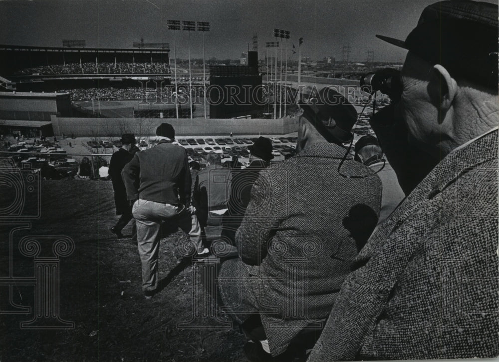 1970 Press Photo Veterans Watch Brewer Baseball Game From Mockingbird Hill- Historic Images