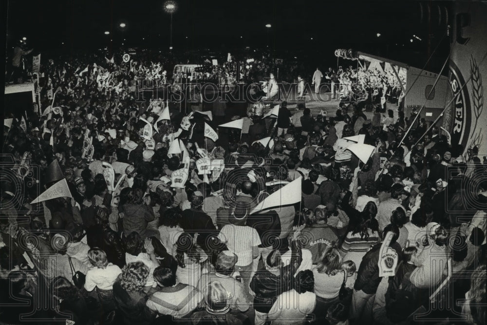 1982 Press Photo Fans cheered for Milwaukee Brewers in Stadium parking lot- Historic Images