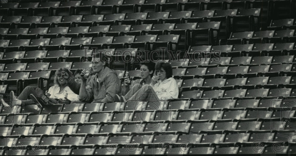 1986 Press Photo Milwaukee Brewers fans have seats to themselves - mjt10236- Historic Images