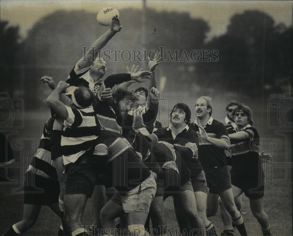 1982 Press Photo Milwaukee and Racine-Kenosha Rugby Club at Roosevelt Park.- Historic Images