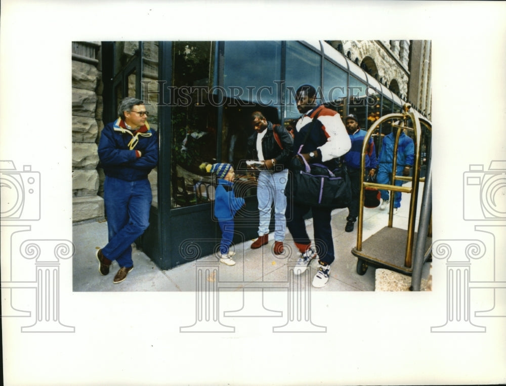 1992 Press Photo Packers football players meet a fan outside Milwaukee hotel- Historic Images