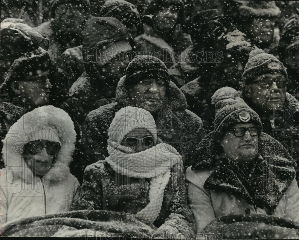 1977 Press Photo Packer fans sat through the snow storm, Lambeau Field- Historic Images