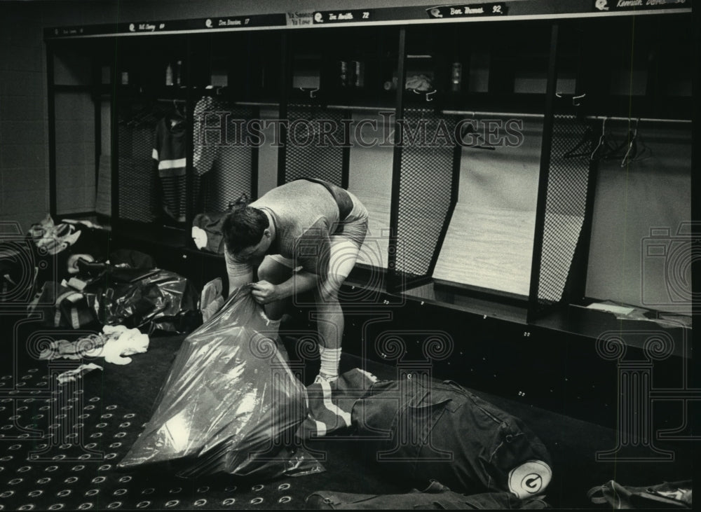 1987 Press Photo Football&#39;s Tom Neville packs his gear, prepares to go on strike- Historic Images