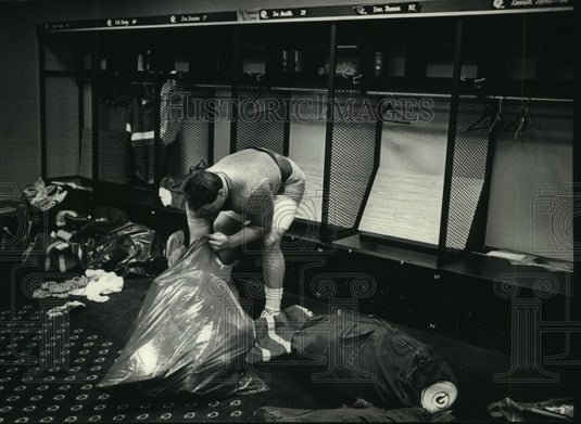 1987 Press Photo Football's Tom Neville packs his gear, prepares to go on strike- Historic Images