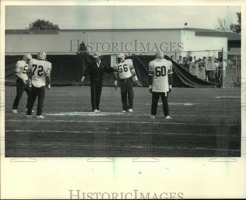 1987 Press Photo Replacement football players practice as strikers look on- Historic Images