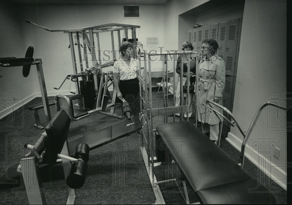 1983 Press Photo Visitors View the New Exercise Room at Turner Hall in Milwaukee- Historic Images