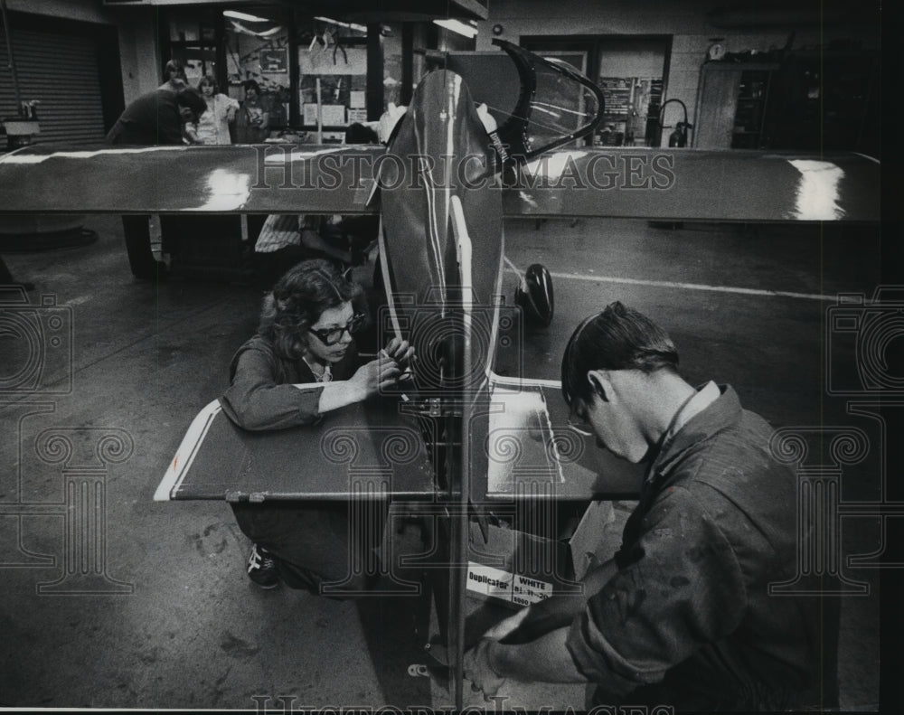 1976 Press Photo Students at Milwaukee Trade and Technical High School At Work- Historic Images
