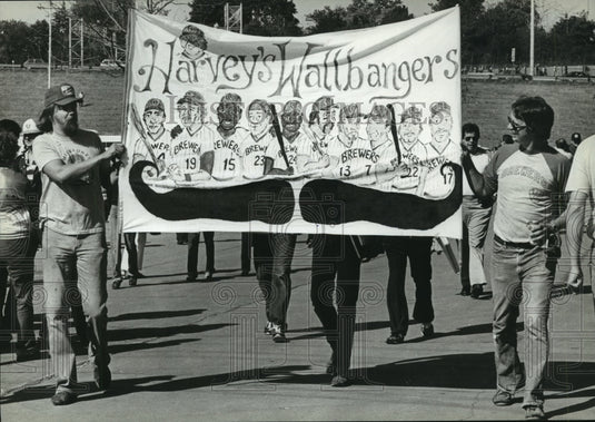 1982 Press Photo Bob Hedman and Ron Stevens Carry Banner Near County Stadium- Historic Images