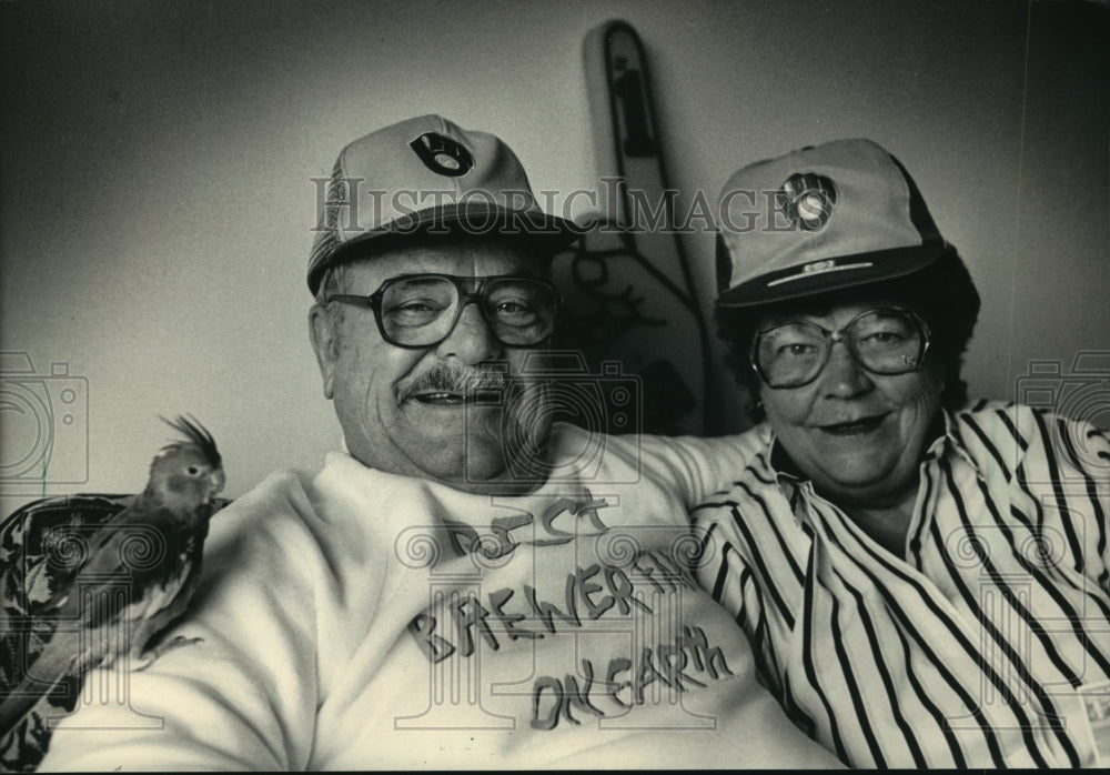 1987 Press Photo Milwaukee Brewers fans, Bud and Bettie Hameister. - mjt10295- Historic Images