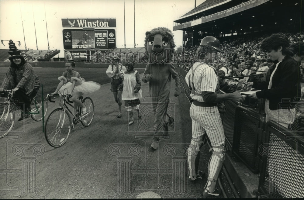 1987 Press Photo Milwaukee&#39;s performing arts groups in pre-game activity.- Historic Images