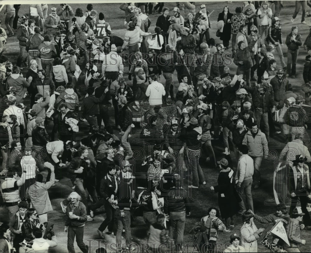 1982 Press Photo Fans flooded onto field during Milwaukee Brewers World Series.- Historic Images