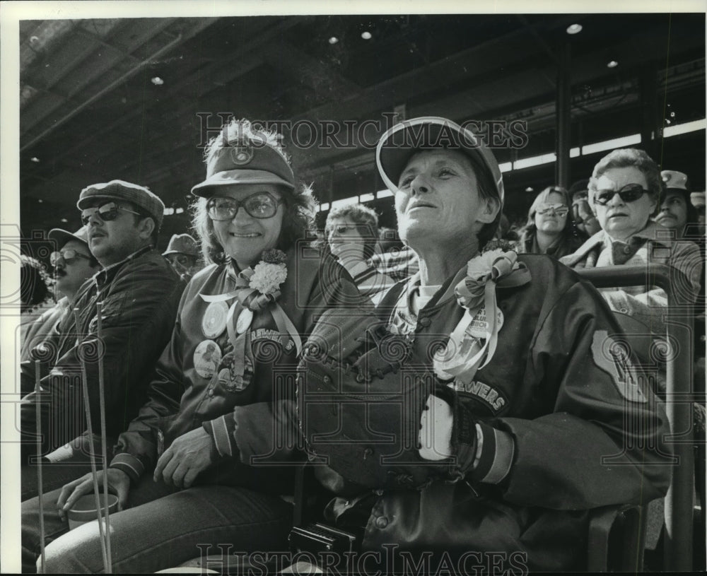 1982 Press Photo Brewer fan Margaret Mathison glove is ready to catch foul ball.- Historic Images