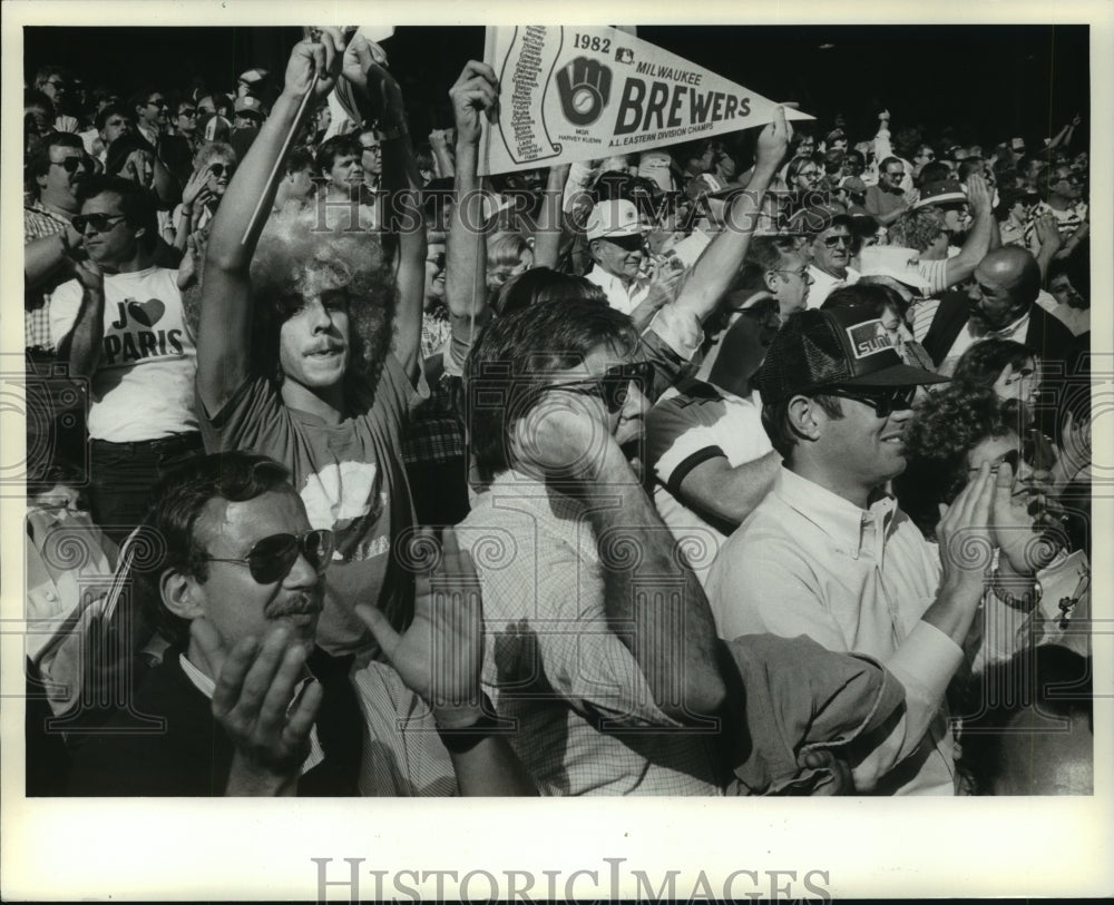 1982 Press Photo The national media loved the Brewers&#39; fans. - mjt10307- Historic Images