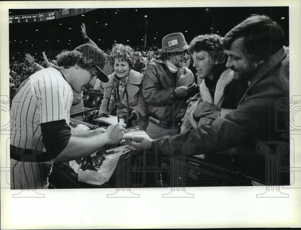 1982 Press Photo Pitcher Pete Ladd signs autographs before game. - mjt10308- Historic Images