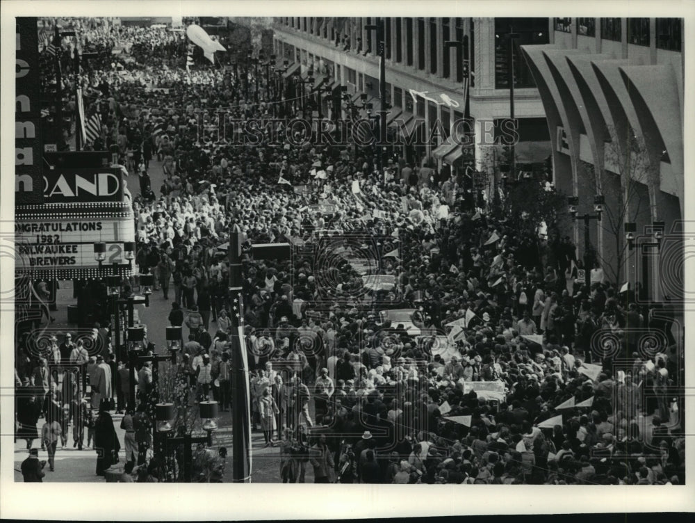 1983 Press Photo Scene of the Milwaukee Brewers World Series celebration parade.- Historic Images