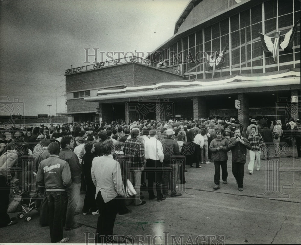 1982 Press Photo Fans buy World Series tickets at Milwaukee's County