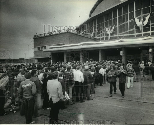 1982 Press Photo Fans buy World Series tickets at Milwaukee's County Stadium- Historic Images