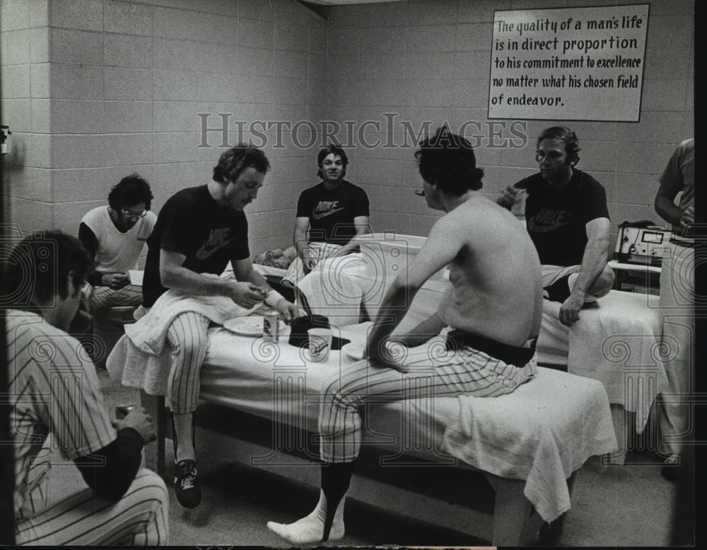 1982 Press Photo Brewers enjoy a meal after their Series victory in Milwaukee- Historic Images