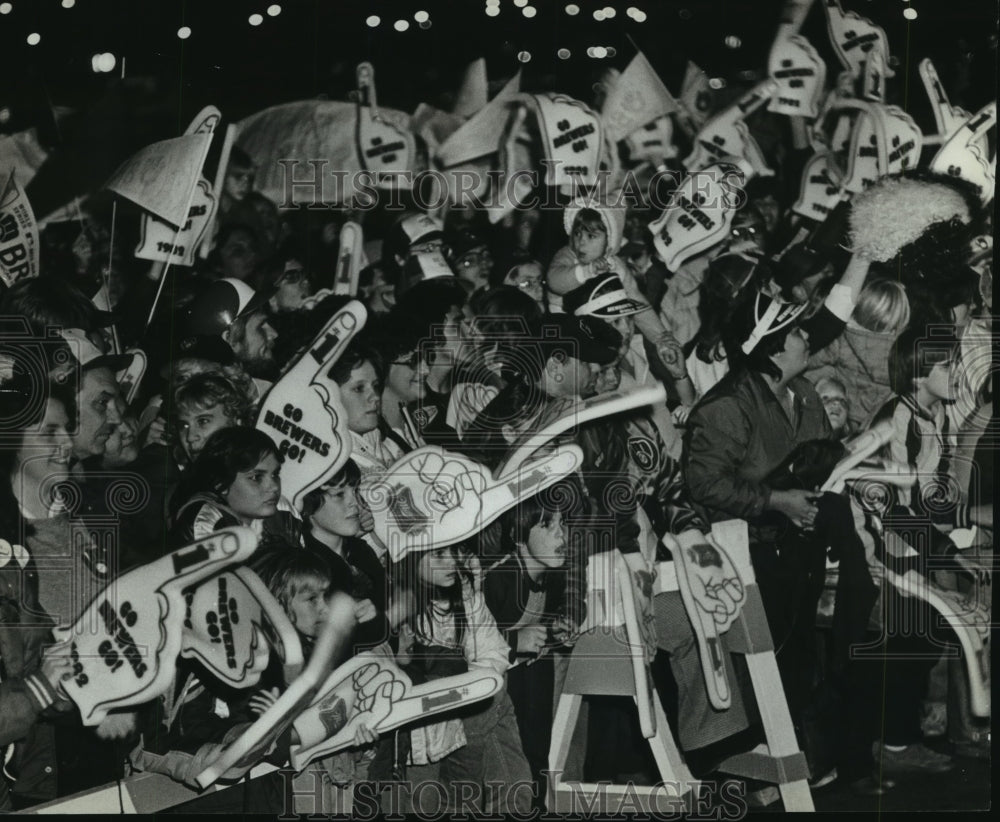 1982 Press Photo Milwaukee fans at a Brewer World Series rally at County Stadium- Historic Images