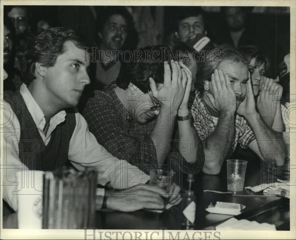 1982 Press Photo Milwaukee Brewer fans watch closing moment of game at Goolsby&#39;s- Historic Images