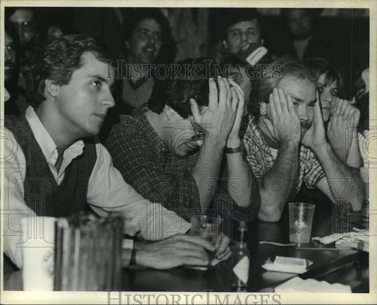 1982 Press Photo Milwaukee Brewer fans watch closing moment of game at Goolsby's- Historic Images