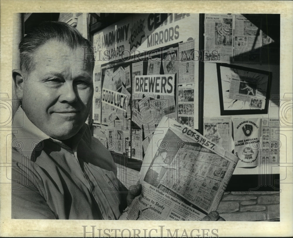 1982 Press Photo Milwaukee Brewers World Series, Eddie Buth holds paper of 1957- Historic Images