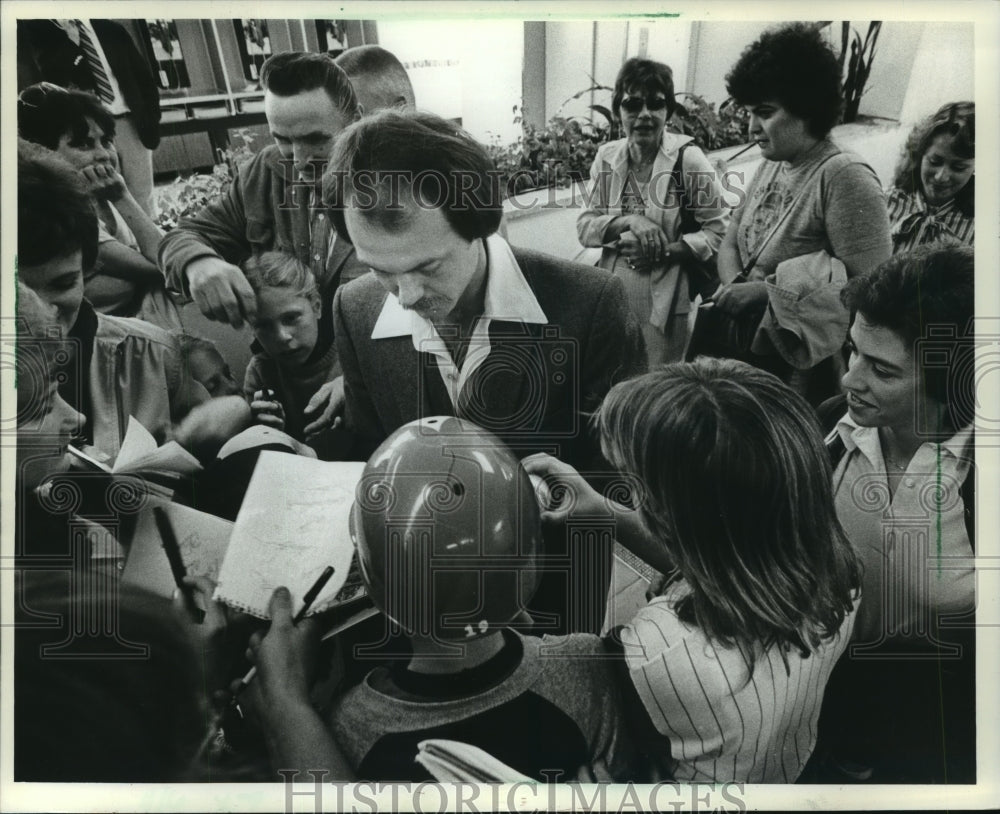 1982 Press Photo Milwaukee Brewers World Series Charlie Moore Signs Autographs- Historic Images