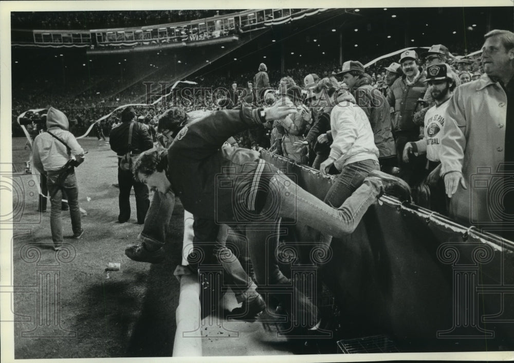 1982 Press Photo Milwaukee Brewers World Series Fans Climb Onto Field- Historic Images