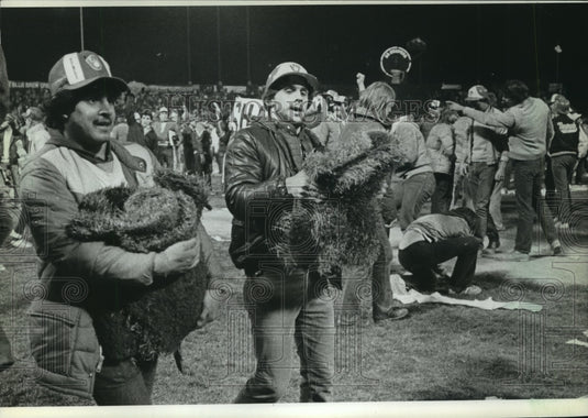 1982 Press Photo Fans carried away turf from County Stadium after World Series.- Historic Images