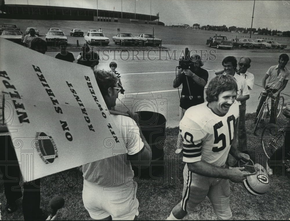 1974 Press Photo Packers football&#39;s Jim Carter walks past picketing Tom MacLeod- Historic Images