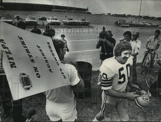 1974 Press Photo Packers football's Jim Carter walks past picketing Tom MacLeod- Historic Images