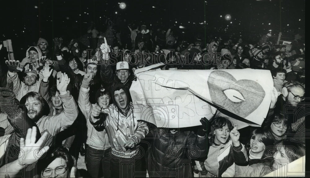 1983 Press Photo Huge crowd of Packer fans welcome team back from Dallas.- Historic Images