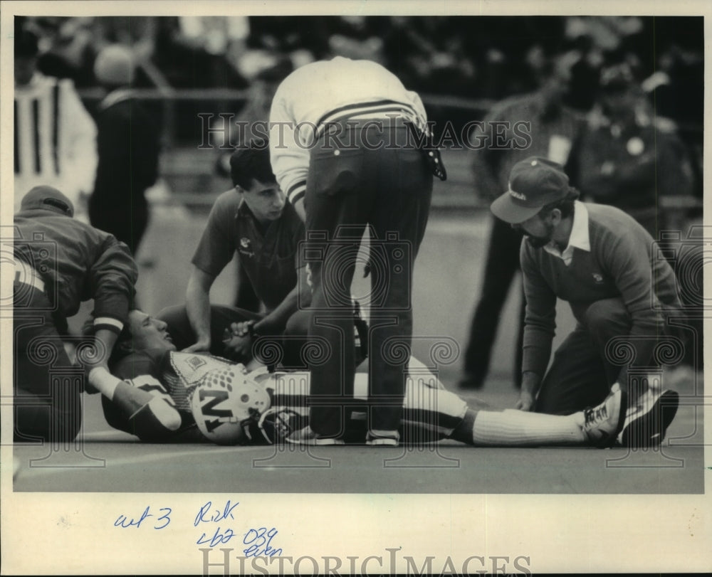 1985 Press Photo Members of Wisconsin staff work on Badgers Rick Graf.- Historic Images