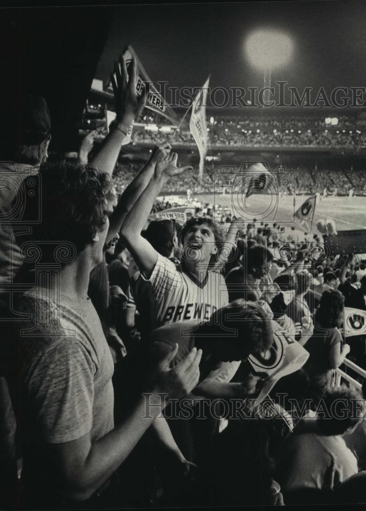 1987 Press Photo Milwaukee Brewers fans cheer during team&#39;s game in Chicago- Historic Images