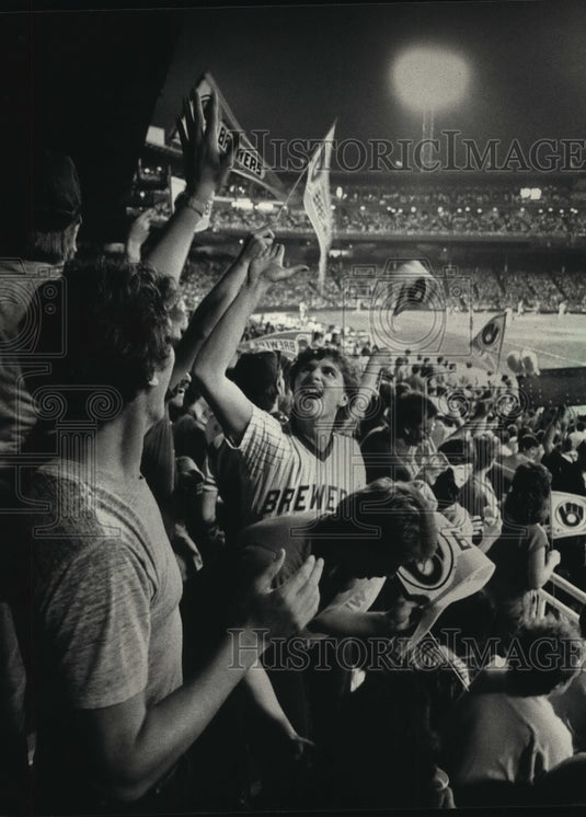 1987 Press Photo Milwaukee Brewers fans cheer during team's game in Chicago- Historic Images