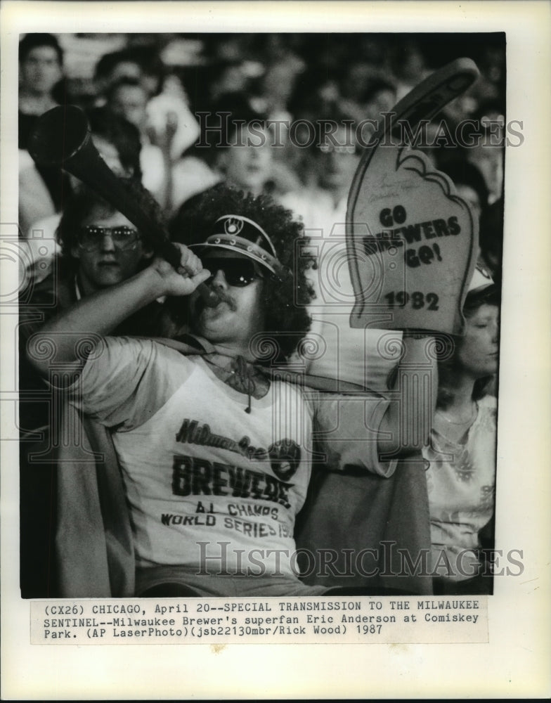 1987 Press Photo Milwaukee Brewer&#39;s superfan Eric Anderson at Comiskey Park- Historic Images