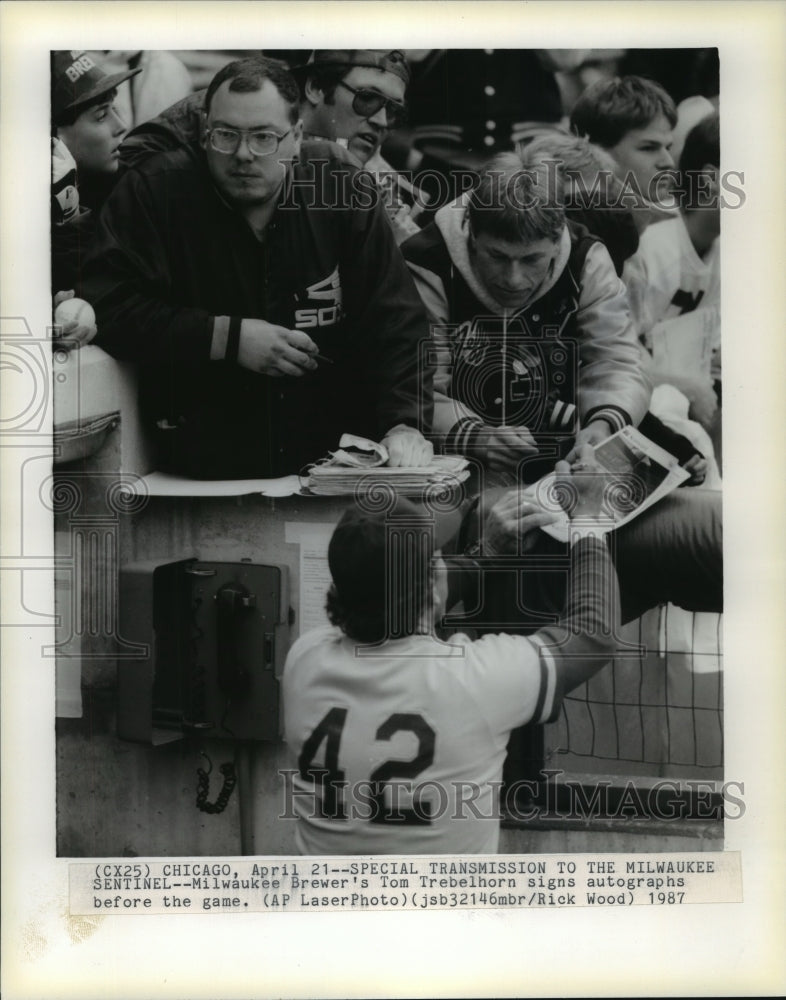 1987 Press Photo Milwaukee Brewer&#39;s Tom Trebelhorn signs autographs before game- Historic Images