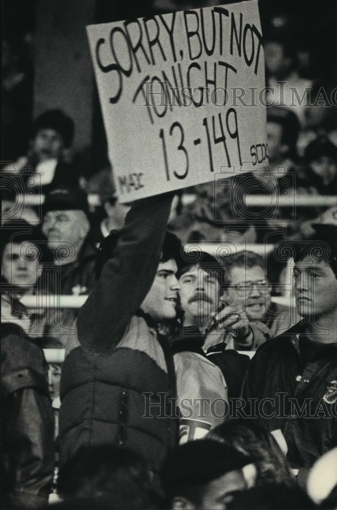 1987 Press Photo Milwaukee Brewers&#39; fans support their team against White Sox- Historic Images