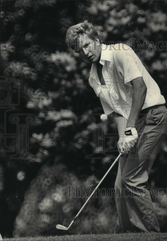 1986 Press Photo John Hayes does chip shot during Amateur golf tournament.- Historic Images