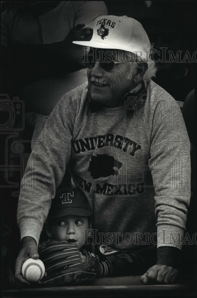 1990 Press Photo Brewers baseball fans Don Kirkland, grandson wait for autograph- Historic Images