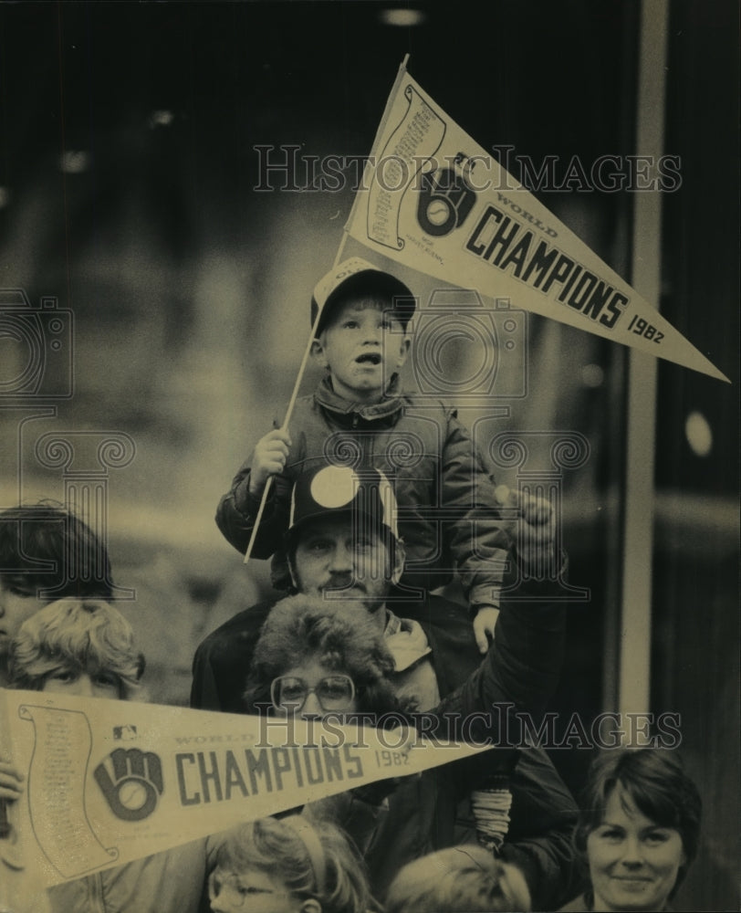 1982 Press Photo Brewers baseball fans in a celebration parade for World Series- Historic Images