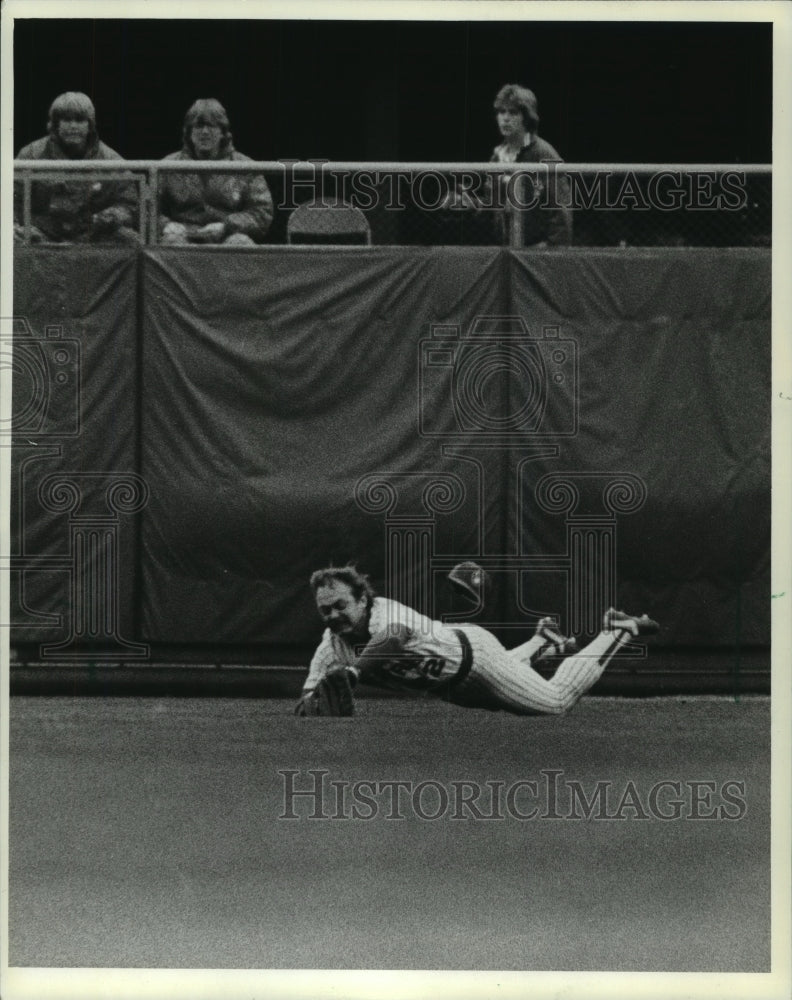 1982 Press Photo World Series-Charlie Moore lunges to catch sinking liner- Historic Images