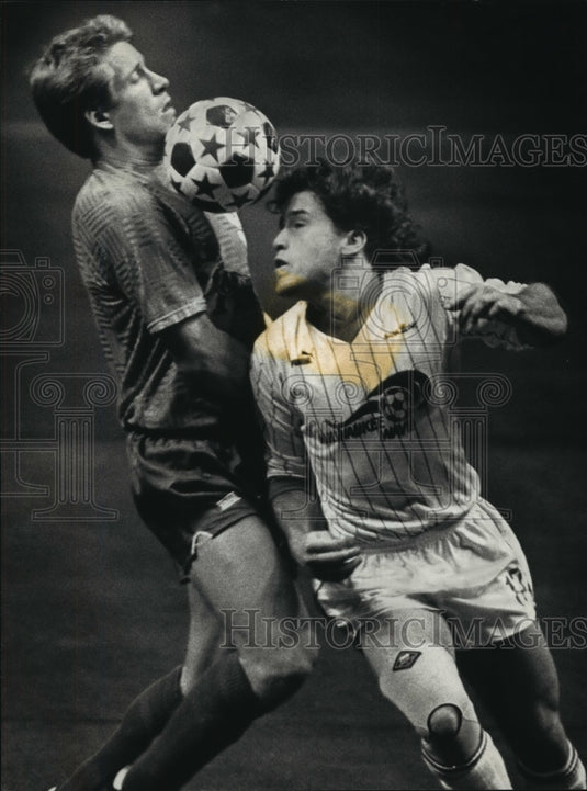 1987 Press Photo Moise Suri, Milwaukee Wave, defends ball with Atlanta's player- Historic Images