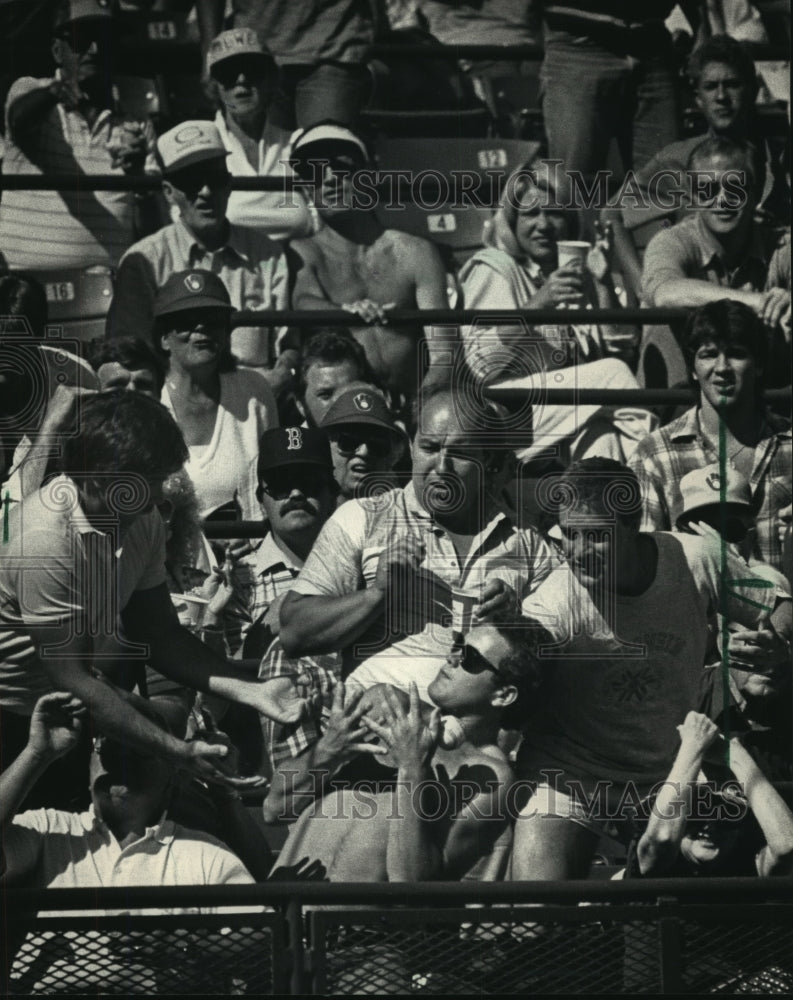 1986 Press Photo Baseball fans catch foul ball during Milwaukee Brewers game- Historic Images